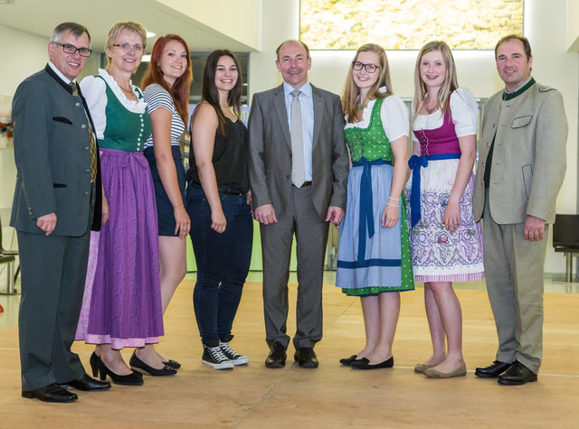 Agrarlandesrat Max Hiegelsberger (5.v.li.) überreichte den erfolgreichen Absolventen ihre Abschlusszeugnisse. | Foto: Franz Schobesberger