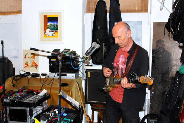 Hary Wetterstein begleitet seinen Gesang mit Gitarre oder Sitarre, die sämtlich aus seiner eigenen Werkstatt stammen