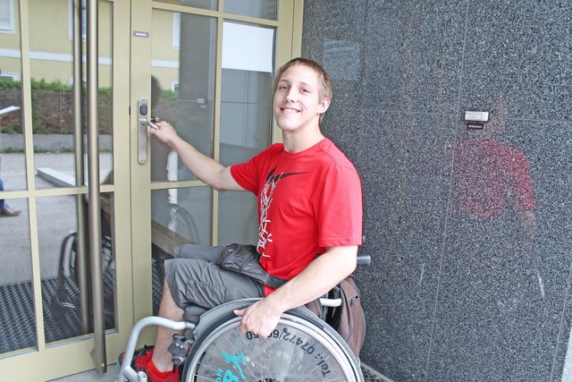 Eingang zur Arbeiterkammer. Rechts die Behindertenklingel. Nach Betätigung öffnet ein Mitarbeiter die Tür.