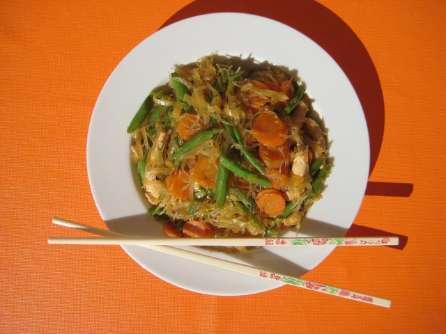 Hühnerfilet mit Glasnudeln und Gemüse aus dem WOK