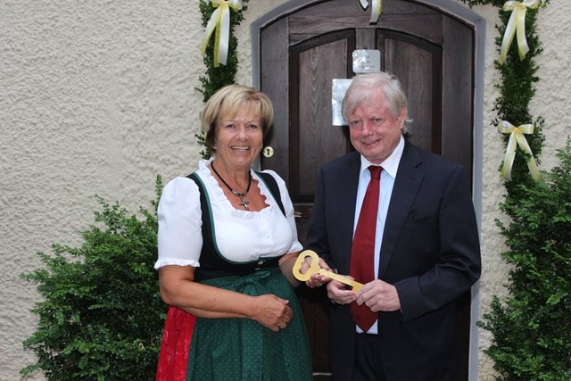 Schlüsselübergabe an den neuen Besitzer Martin Unterrainer (Hotel Lärchenhof) durch Josefine Schlechter.
