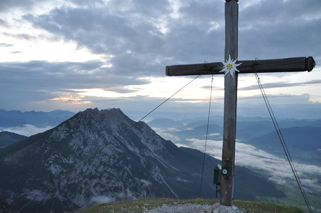 Auf 2.047 Meter: Am Gipfel des Stoderzinkens mit Blick auf die Kammspitze.