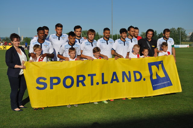 Bürgermeisterin Brigitte Ribisch (Laa an der Thaya) und Michael Hatz mit der Mannschaft von Lazio Rom.