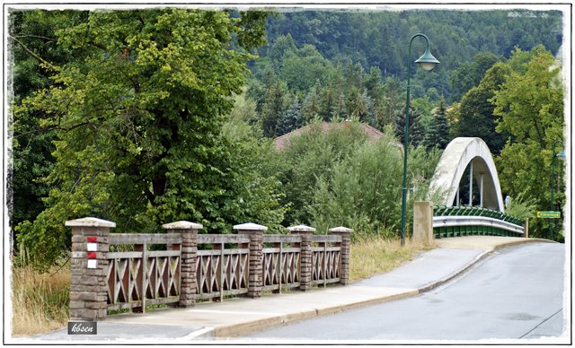 im Vordergrund dieZisterzienser Brücke erbaut 1997 im Hintergrund die Brücke über die Schwechat erbaut 2009