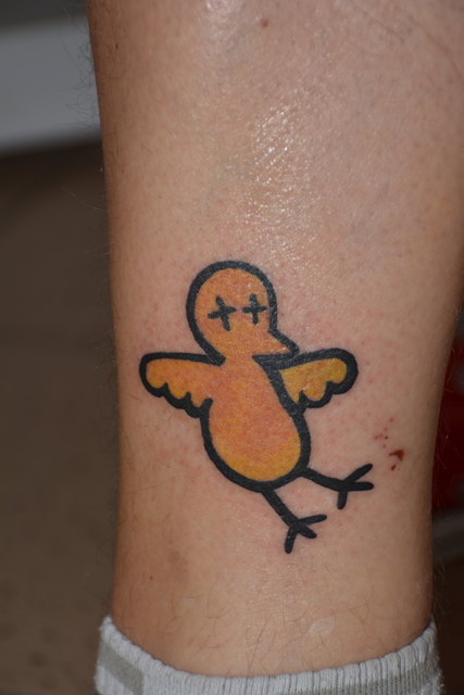 Wadlbeißer: Das Logo der Band Millencolin ziert den Unterschenkel seines Trägers. | Foto: Rabl