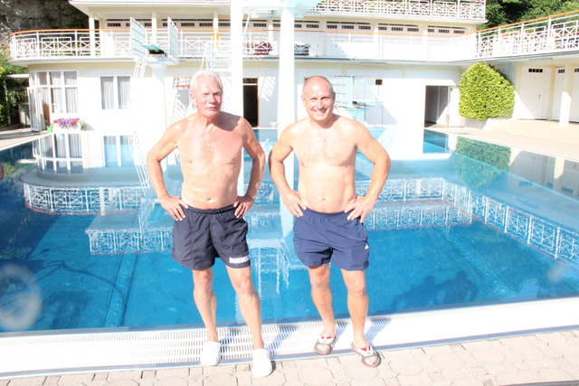 Bademeister Arnold Wagner und Peter Fuchsluger springen zwischendurch auch mal selbst ins Wasser.