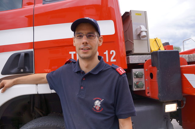 Feuerwehrmann und Pressesprecher Benjamin Löbl vor dem Feuerwehrfahreug.