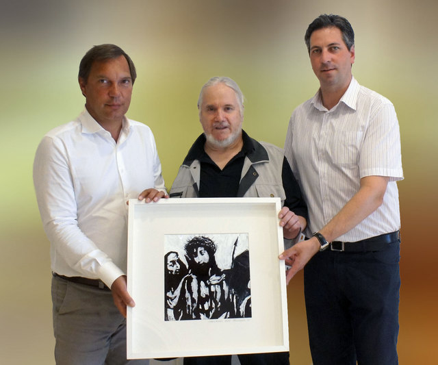 Maler Friedrich Fellegger überreichte seine Bildspende an Michael Steiner (links) und Manfred Kraßnitzer, Kaufmännischer Direktor | Foto: KK/BB St. Veit