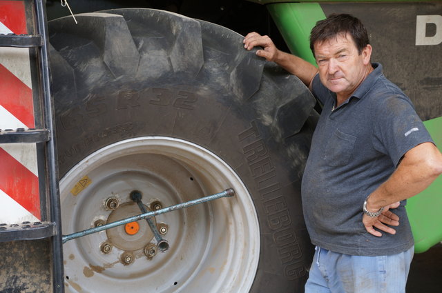 Karl Bruckner ist überzeugt: wer die Schrauben an seinem Mähdrescher lockerte, hat Kraft und kennt sich bei landwirtschaftlichen Geräten aus.