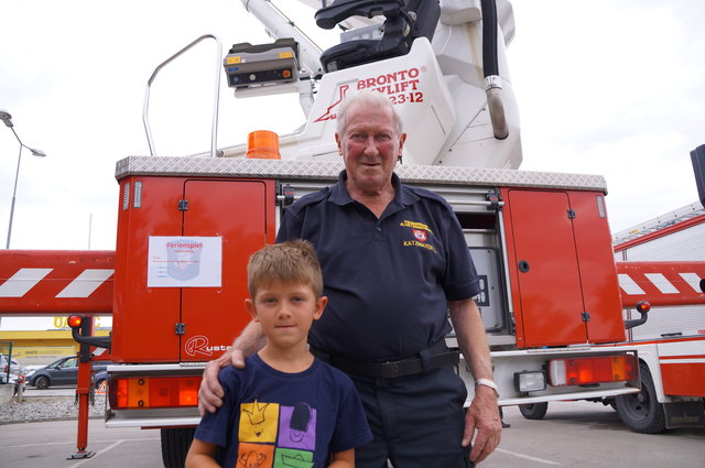 Michael Katzmayer mit Feuerwehrmann Opa Katzmayer