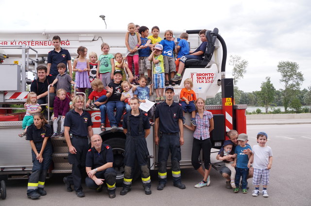 Die Teilnehmer nach dem Feuerwehrquiz mit dem Feuerwehrteam