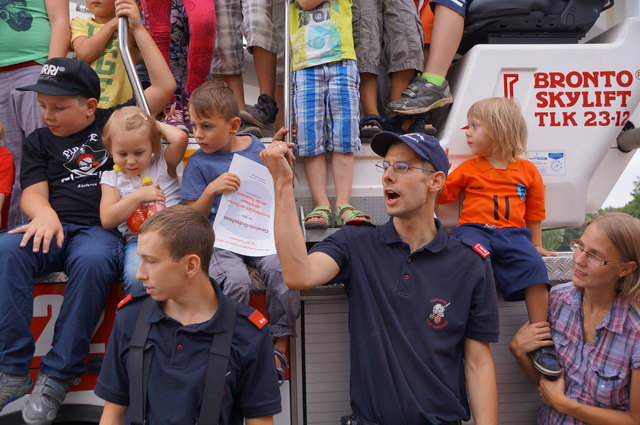 Nach der Verlosung der Preise, wird von Benjamin Löbl zu einem Guppenfoto gerufen.