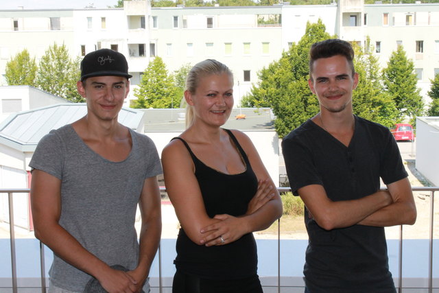 Jugendbetreuerin Nikolina Arambasic vom Jugendtreff Tornado mit Jonny (li.) und Daniel. | Foto: Unger