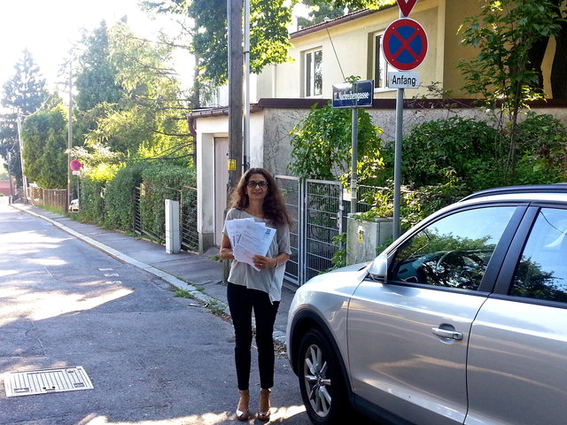Anrainerin Rebeka Johler: Auch in den Zonen zwischen den Halteverbotstafeln in der Nachreihengasse wird ständig gestraft