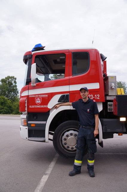 Feuerwehrmann und Pressesprecher Benjamin Löbl vor dem Feuerwehrfahreug.