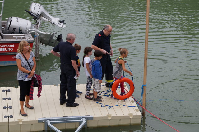 Sowohl Mädchen als auch Jungs wefen fleißig den Rettungsring der Feuerwehr.