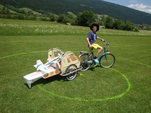 So können auch große Modellflieger ohne Auto zum Flugplatz gelangen.