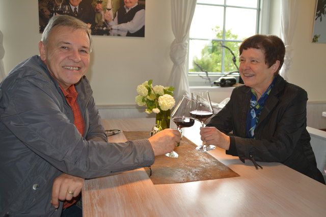 Landesradsportpräsident Edmund Berlakovich und seine Gattin Elisabeth genießen gemütlich ein gutes Glaserl Rotwein.