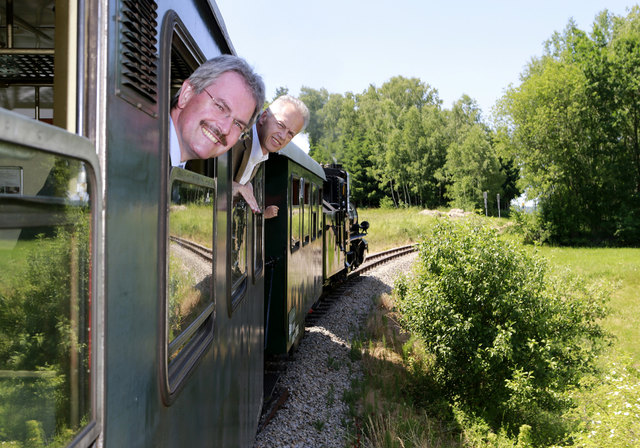 Verkehrslandesrat Karl Wilfing und NÖVOG Geschäftsführer Gerhard Stindl schätzen das vielfältige Angebot der Waldviertelbahn. (© NÖVOG / Luger)