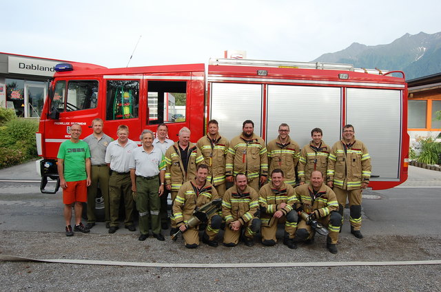 Gruppe Gold: Stehend v. links: Bgm Dengg Franz, Bewerter Praxmarer Tobias, Bezirksfeuerwehrkommandant Stv. Fischer Hubert, Hauptbewerter Ambacher Alois, Bewerter Schöpf Hans, Sonnweber Roland, Kranebitter Alexander, Pienz Markus, Sagmeister Alexander, Lengg Daniel, Perkhofer Thomas
Kniehend v. links: Fritz Peter, Rauth Stefan, Weber Stefan, Dullnig Markus | Foto: Foto: FF Mieming