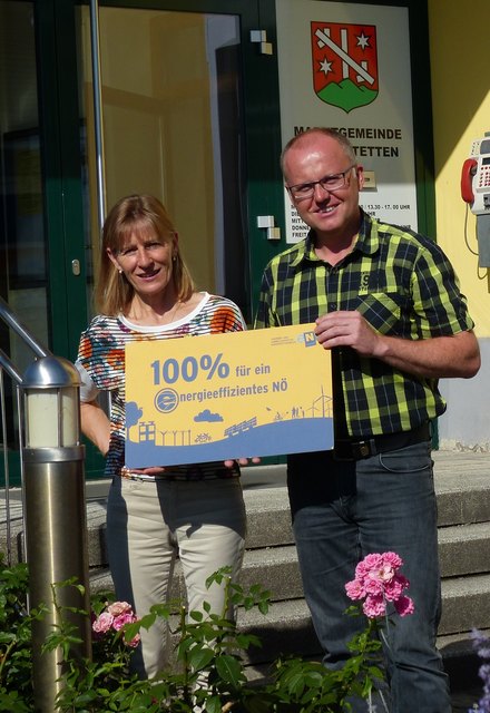 Bürgermeister Johann Spreitzer mit Regionsbetreuerin Franziska Simmer von der Energie- und Umweltagentur. | Foto: Gemeinde/Halbmayr