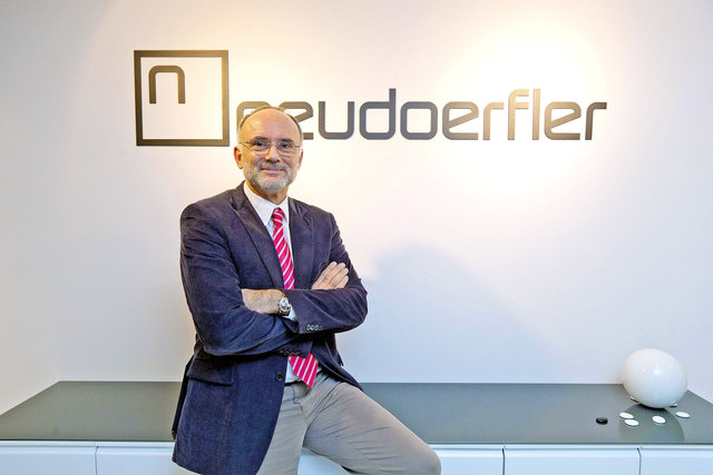 Mag. Helmut Sattler, BCEO Neudoerfler Office Systems, zeigt sich zufrieden. | Foto: Neudoerfler