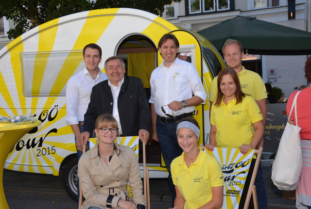 "Aufwärts OÖ"-Tour in Braunau (v. l. n. r.): Landtagskandidat Gerald Weilbuchner, Landtagsabgeordneter Franz Weinberger, Landtagskandidat Zoran Sijakovic und das Team der „Aufwärtstour OÖ“.