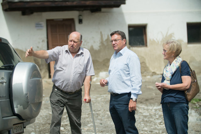 Lh Günther Platter beim Lokalaugenschein mit Familie Steurer, die zwei Häuser verloren hat. | Foto: Land Tirol