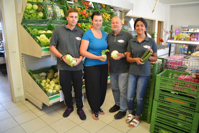 Gemüse, Brot und Milchprodukte: Michael, Katharina und Senita unterstützen Karl Korinek im Tullner SOMA Markt.