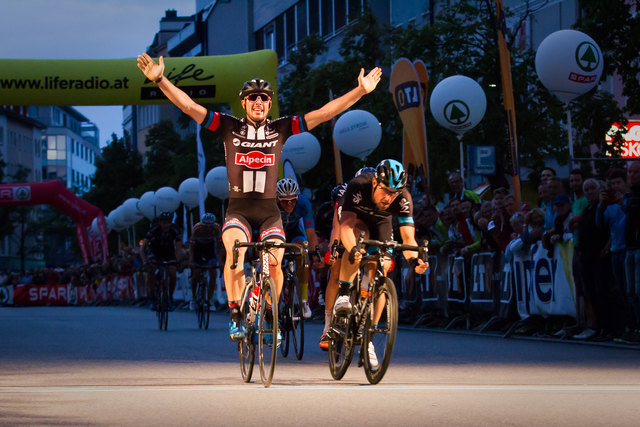 Der siegreiche Superstar John Degenkolb (li.) gewann das Welser Innenstadtkriterium im Sprint vor Bernhard Eisel. | Foto: Manfred Binder