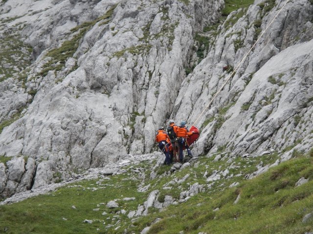 Vom Throntal aus konnte der Rettungshubschrauber den schwerverletzten Kletterer in das Landeskrankenhaus Salzburg fliegen. | Foto: Bergrettung Werfen