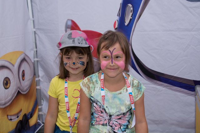 (v.li.) Natalie und Sandra Steiner aus Oberzeiring hatten sichtlich viel Freude mit der Bemalung.