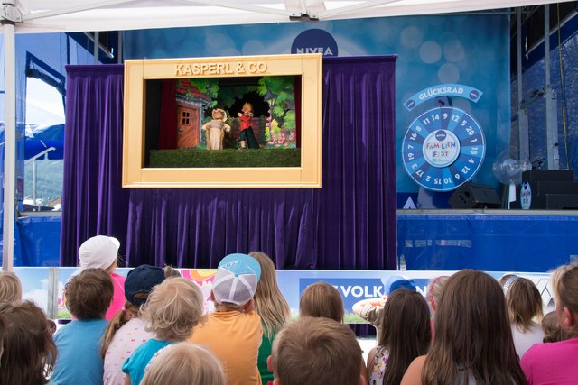 Am Nachmittag kam der Kasperl zu den Kindern mit eine Lustigen Programm.