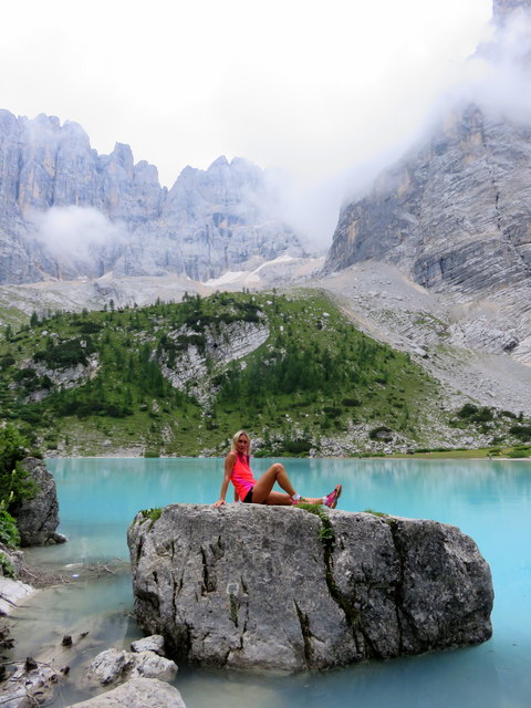 Der türkisgrüne Lago di Sorapiss liegt eingebettet im zerklüfteten Gebirgsstock der Sorapiss-Gruppe.
