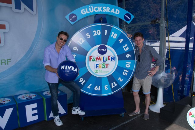 (v.li.) Robert Steiner und Floh Mayer am Glücksrad  wo  viele Preise vergeben wurden.