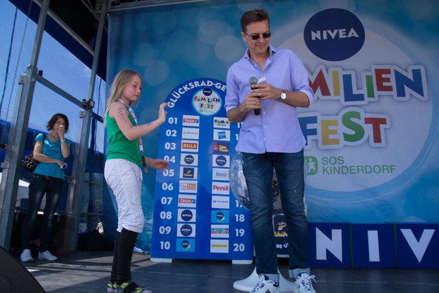 Leane Bierman aus Deutschland hatte Glück auf der Bühne am Glücksrad zu drehen.