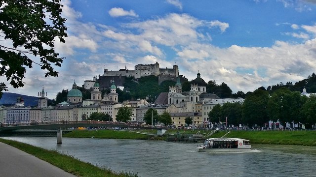 Amadeus Limousine Salzburg Salzburg mit der "tanzenden" Amadeus - Salzburg-Stadt