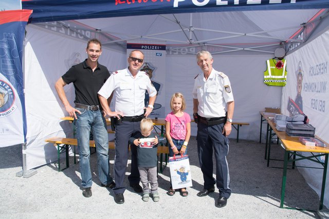 Die Polizei ist auch Präsent Dorfer Johan und Christian Wiedl mit Andrea und Lara.