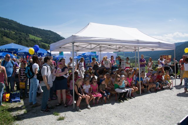 Die Kinder nahmen Platz zur Puppenbühne als der Kasperl kahm.