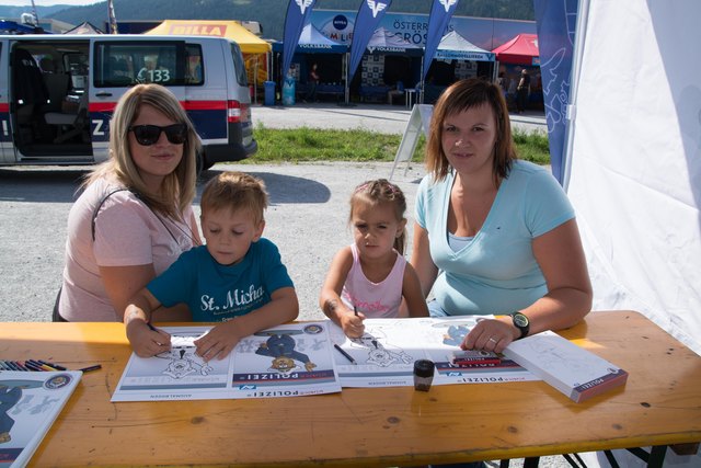 Die Kinder konnten Mahlen bei der Polizei (v.li.) Yvonne Troger, Leon aus St. Michael, Lea Sofie und Sabine Medl aus Lessach.