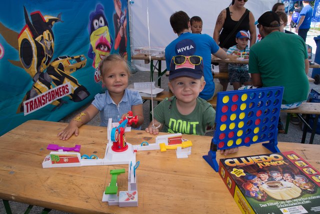 Am Spiele Tisch spielten li. Mara Suchard und Simon Dengg aus Tamsweg.