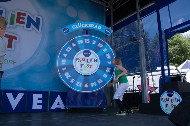 Leane Biermann aus Deutschland beim Dreh am Glücksrad.