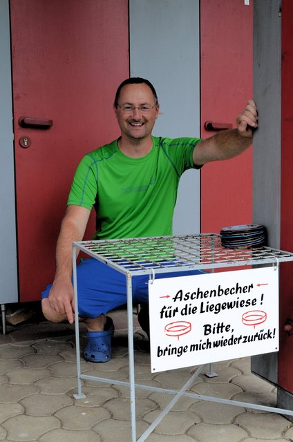 Siegfried Meixner klagt über den permanenten Schwund seiner Alu-Aschenbecher