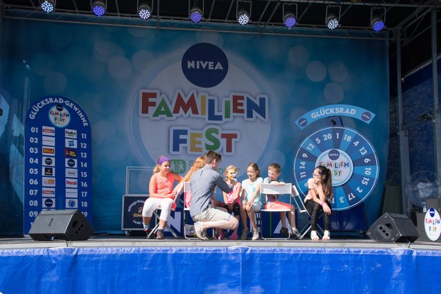 Kinder auf der Bühne mit Zauberkünstler Flo Mayer.