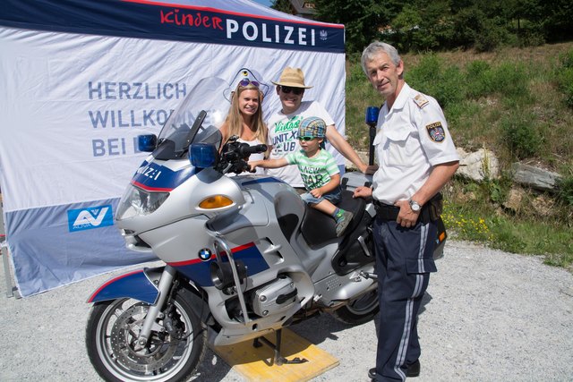 h.li. Heike und Markus Grambichler am Motorrad der Manuel Johann Dorfer von der Polizei.