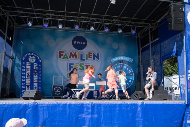 Lustig ging es auf der Bühne her zum leid des Verlierers der den Sessel verfehlt.