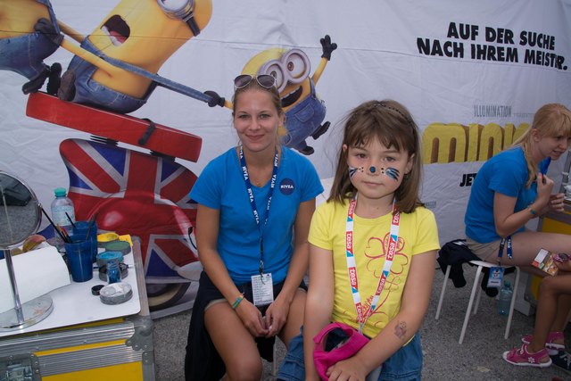 Natalie Steiner (re.) wurde von Sophie Lustig bemalt.