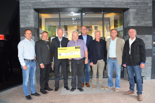 Spendenübergabe: Markus Walser (SSAG), Josef Hechenbichler (Kössener helfen Kössenern), Vinzenz Schlechter (Gemeinde-Vorstand Kössen), Bgm. Anton Mallaun, Bgm. Werner Kurz, Hannes Parth (SSAG), Walter Zangerl (Gemeinde See) und Paul Zangerl (Fonds für uns