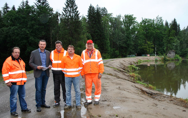 Stadtrat Wolfgang Germ beim Lokalaugenschein am Treimischerteich in Viktring