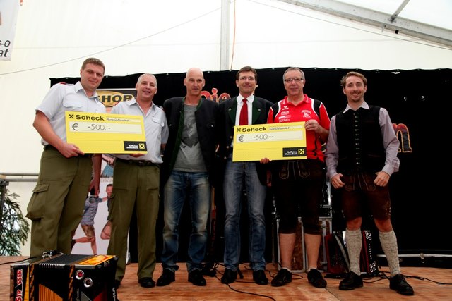 Scheckübergabe beim FF-Fest